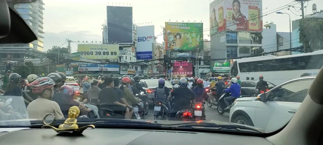 我在越南直播带货：这里年轻人没KPI，月薪三千也敢买买买-6.