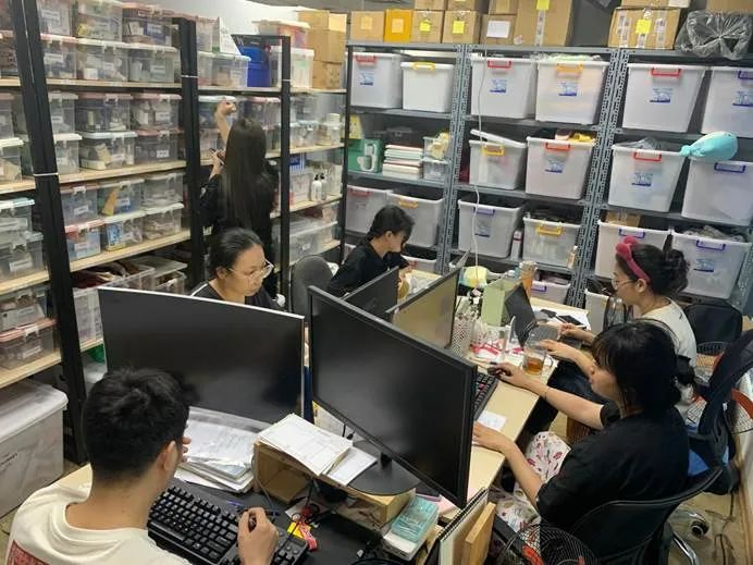 我在越南直播带货：这里年轻人没KPI，月薪三千也敢买买买-8
